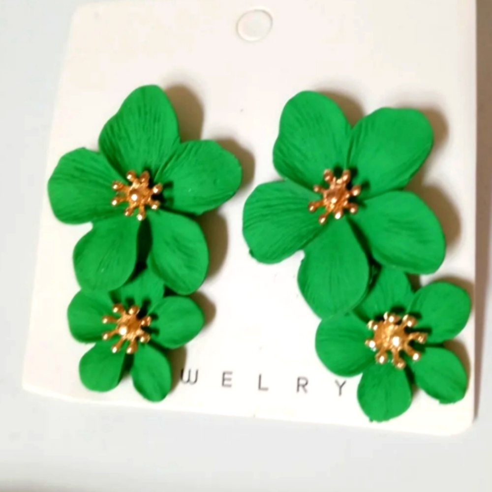 Stunning Hawaiian flowers, made of stainless steel
